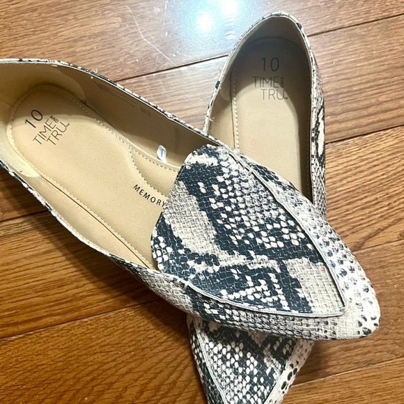 Time and Tru Women's Black and Cream Snakeskin Flats - Picture 3 of 4